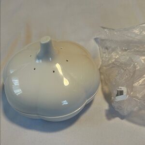 NWOT Tupperware Garlic Keeper